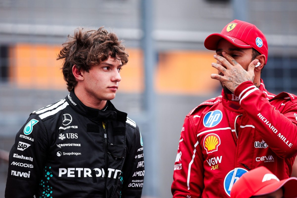 Kimi Antonelli, în stânga, a stabilit deja un record în Formula 1