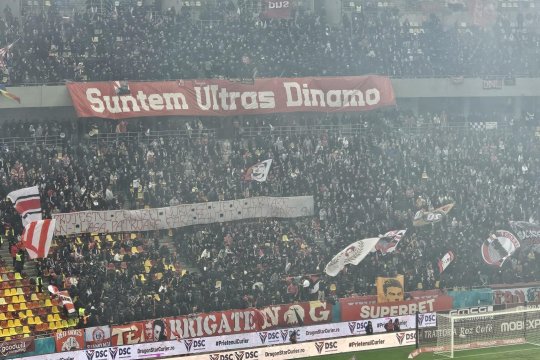 Rapidiștii, ”război” cu conducerea la derby-ul cu Dinamo! Banner ”cu dedicație” + Fanii adverși i-au ironizat pe cei giuleșteni: ”Patroane, nu îi lăsa fără bani de deplasare!”