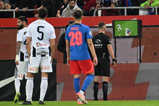 FCSB, campioana arbitrilor? ”Decizie scandaloasă cu U Cluj” / ”Lui Costreie să i se dea tricoul FCSB”