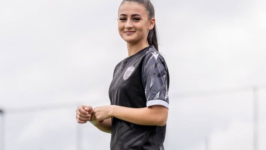 E studentă, joacă la Dinamo, iar când are timp liber... arbitrează. Povestea Denisei, fata care s-a născut ”cu mingea la picior”