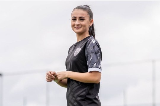 E studentă, joacă la Dinamo, iar când are timp liber... arbitrează. Povestea Denisei, fata care s-a născut ”cu mingea la picior”