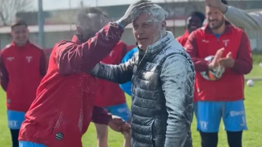 Imagini incredibile cu Mircea Rednic în prim plan! ”Puriul” a fost bombardat cu făină și ouă de jucători