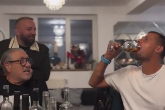 Cum ”rezolvă” Gabi Tamaș un pahar de vin într-o secundă: ”Uite-l cum este și uite-l cum nu mai este”