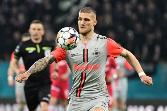 Daniel Bîrligea, așa cum nu l-ai mai văzut! Imagini cu atacantul de la FCSB în timp ce își ajuta bunica