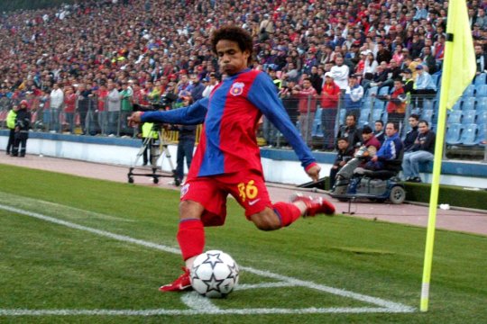 Elton, ex-FCSB, a ajuns de nerecunoscut. A jucat alături de Ronaldinho într-un meci caritabil