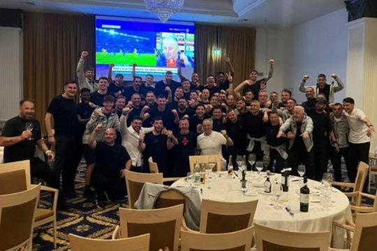 Extaz la FCSB! Jucătorii au început petrecerea la Cluj: ”Campionii, campionii”