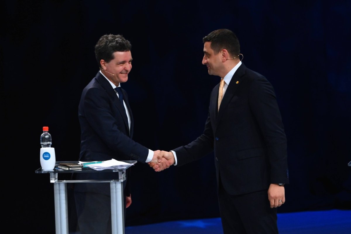 George Simion și Nicușor Dan își dau mâna înainte de dezbaterea de la Euronews