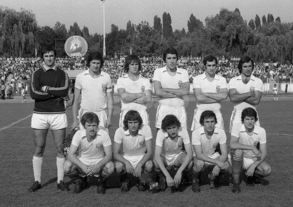 Dinamo, campioană în 1977: C. Ștefan, Dinu, Dobrău, Sătmăreanu II, G. Sandu, Cheran (sus), Al. Moldovan, D. Georgescu, I. Moldovan, Custov, I. Marin (jos)