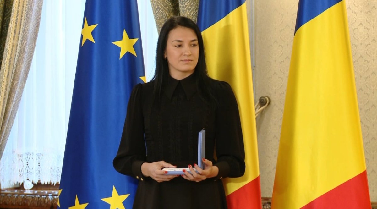 Cristina Neagu, la palatul Cotroceni, cu distincția în mână