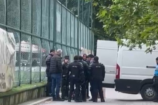 Șeful galeriei dinamoviste, controlat de jandarmi înainte să intre în Arena Națională. Ce s-a întâmplat în fața stadionului