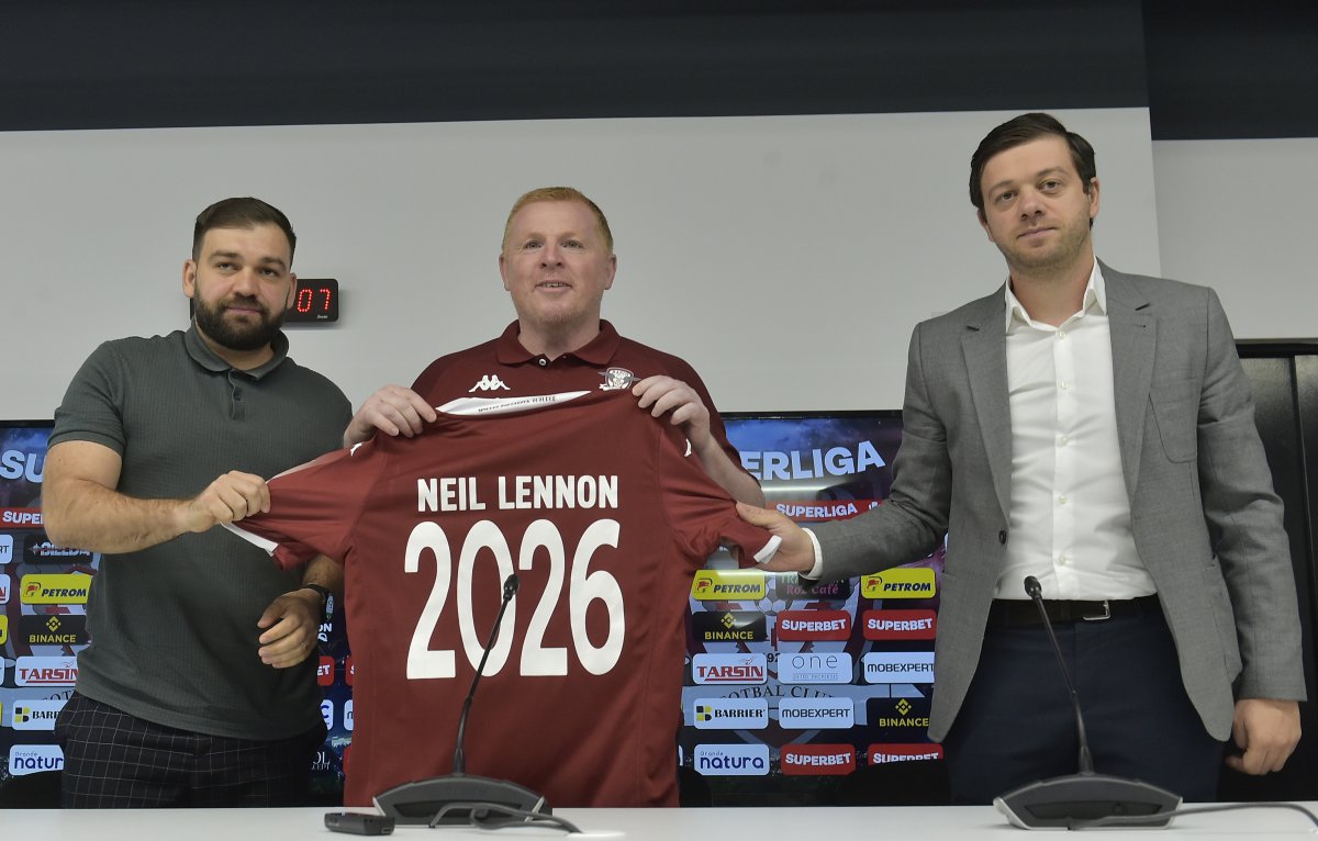 Daniel Sandu, fost director sportiv și actual scouter al Rapidului, primul din stânga, la prezentarea lui Neil Lennon
