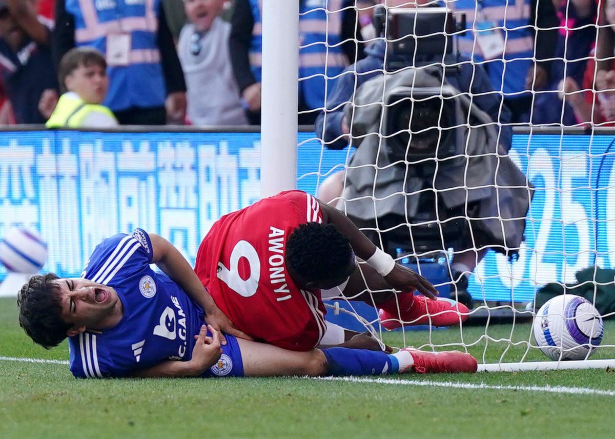 Accidentare gravă suferită de Awoniyi în meciul cu Leicester