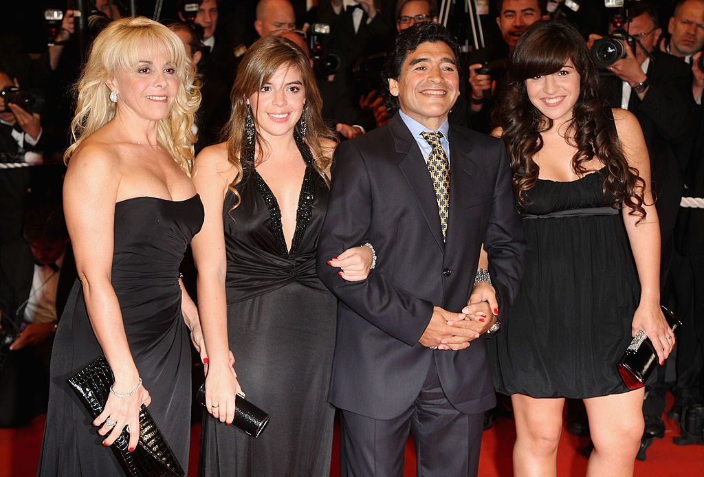 Diego Armando Maradona, într-o apariție din 2008, la festivalul de la Cannes, alături de fosta sa soție și cele două fiice, Dalma Nerea și Giannina Dinorah