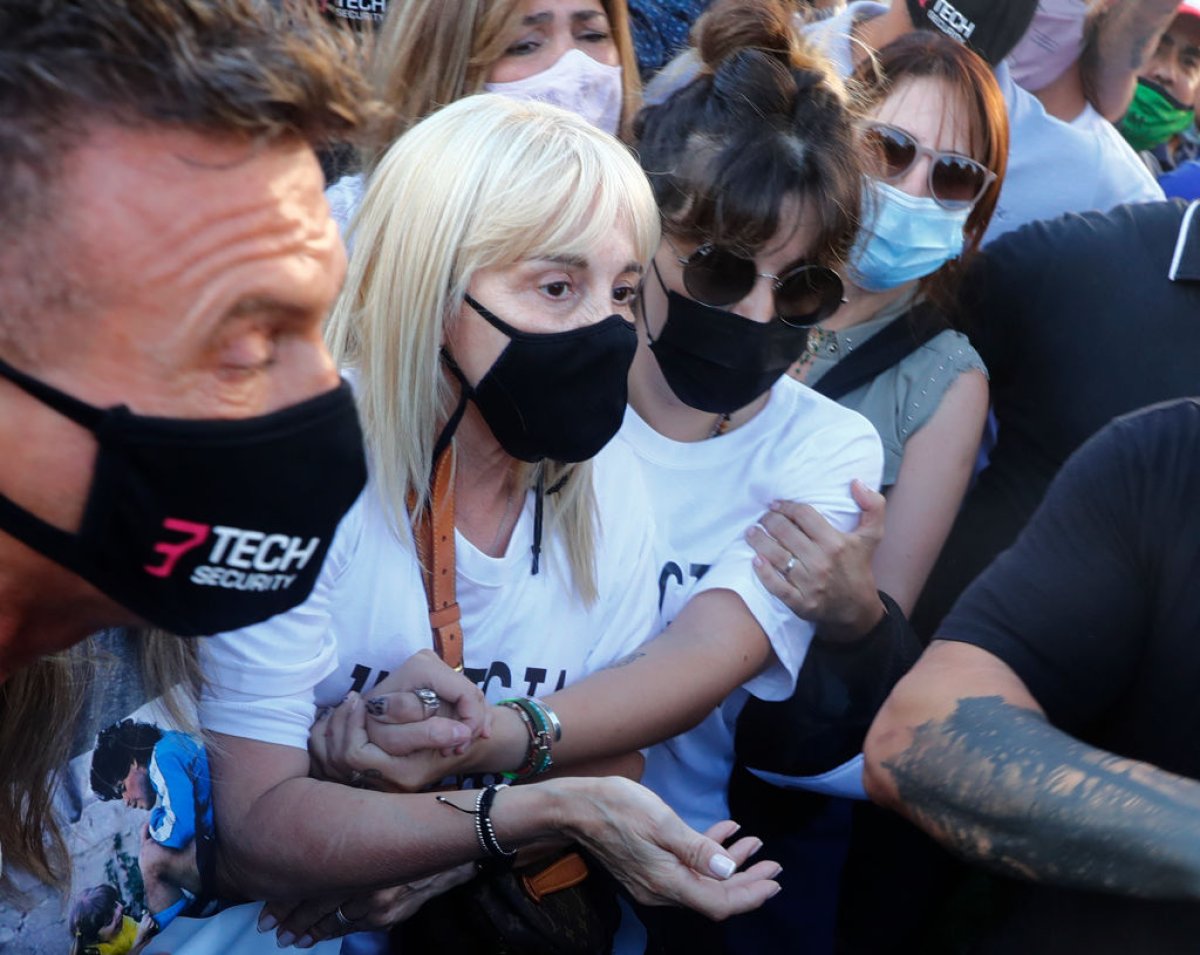 Giannina Maradona, alături de mama ei, Claudia Villafañe, în timpul unui protest în care se cerea dreptate în cazul decesului lui Diego Maradona