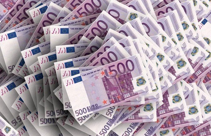 Clubul Dinamo benficia pde sume importante de bani imediat după Revoluție, în urma sumelor încasate de pe urma vânzărilor de jucători