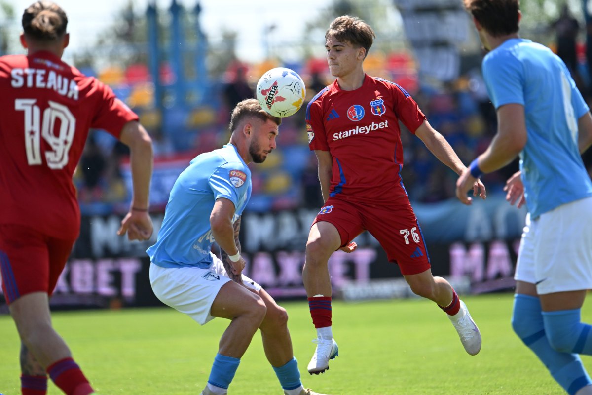 David Matei, în echipament roșu, într-un duel cu Pandele în meciul FC Voluntari - Steaua
