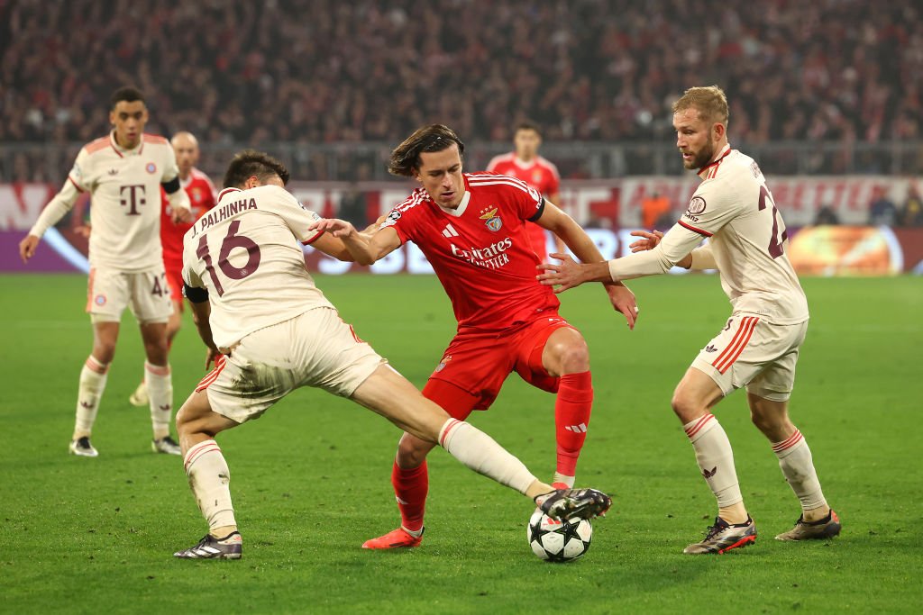 Alvaro Carreras (foto, în roșu) s-a format la Manchester United, dar nu a jucat la seniori pentru "diavoli"