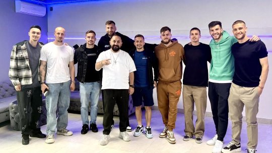 Fanii Stelei vor înnebuni! FCSB și-a comandat manea de titlu în care e denumită ”Steaua”. Vers uluitor: ”Am ajuns în fruntea ligii datorită lui nea Gigi!”