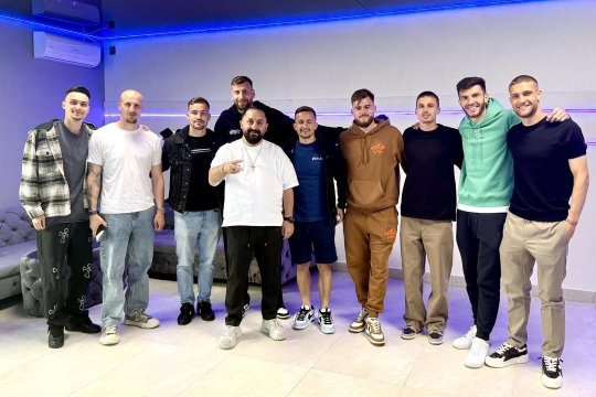 Fanii Stelei vor înnebuni! Manea de titlu în care FCSB e denumită ”Steaua”. Vers uluitor: ”Am ajuns în fruntea ligii datorită lui nea Gigi!”