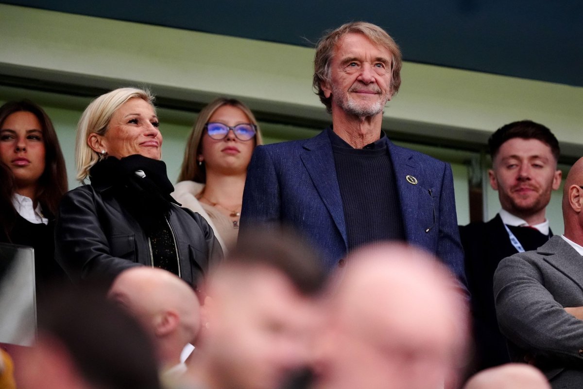 Sir Jim Ratcliffe, patronul lui United (foto în dreapta), alături de soția sa, la un meci de fotbal
