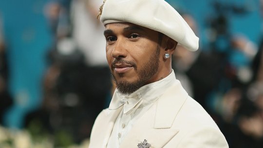 Lewis Hamilton, pe urmele lui David Beckham, după mutarea la Ferrari. Ce avere are, în prezent, pilotul de Formula 1