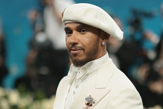 Lewis Hamilton, pe urmele lui David Beckham, după mutarea la Ferrari. Ce avere are, în prezent, pilotul de Formula 1