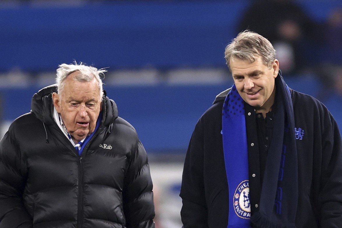 Hansjorg Wyss (foto, în dreapta), alături de Todd Boehly la un meci jucat de Chelsea în Premier League