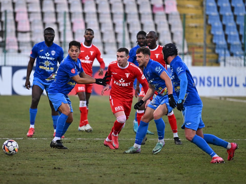 UTA - Gloria Buzău, de la 14:00, pe iAMsport.ro. Duel fără miză