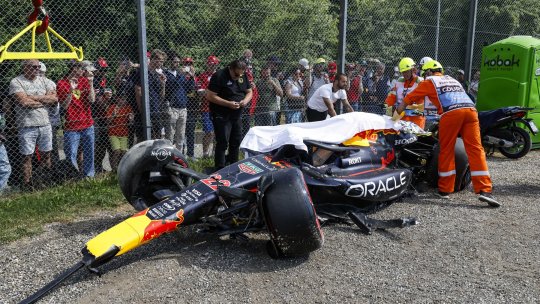 Pilotul Red Bull, accident ”horror” la Marele Premiu Emilia Romagna. A fost dus imediat la centrul medical pentru verificări