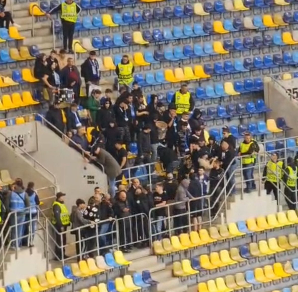 Fanii Universității Craiova au scoși din stadion