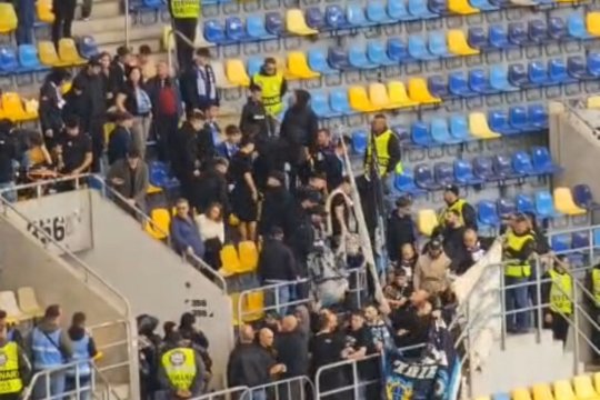 Ultrașii Universității Craiova, scoși de pe stadion! Care a fost motivul pentru care jandarmii au intervenit