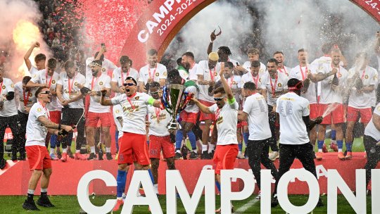 FCSB a primit trofeul de campioană! Imagini de la bucuria dezlănțuită a roș-albaștrilor