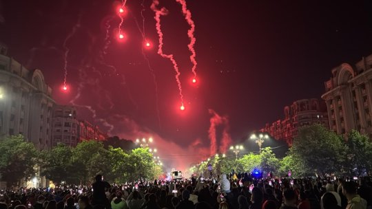 Imagini senzaționale din Piața Constituției. Autocarul campionilor a fost întâmpinat de mii de fani și de un spectacol pirotehnic de anvergură
