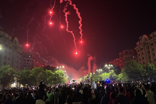 Imagini senzaționale din Piața Constituției. Autocarul campionilor a fost întâmpinat de mii de fani și de un spectacol pirotehnic de anvergură