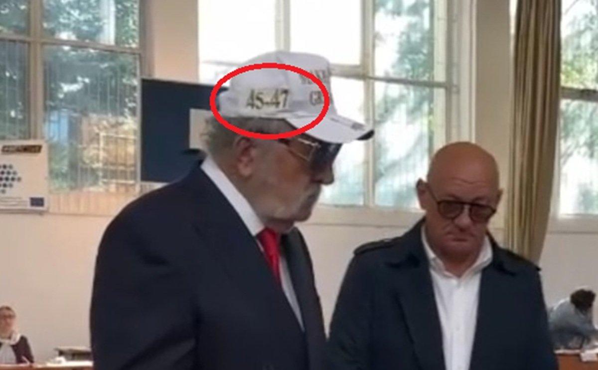 Șapca primită de Ion Țiriac de la Donald Trump