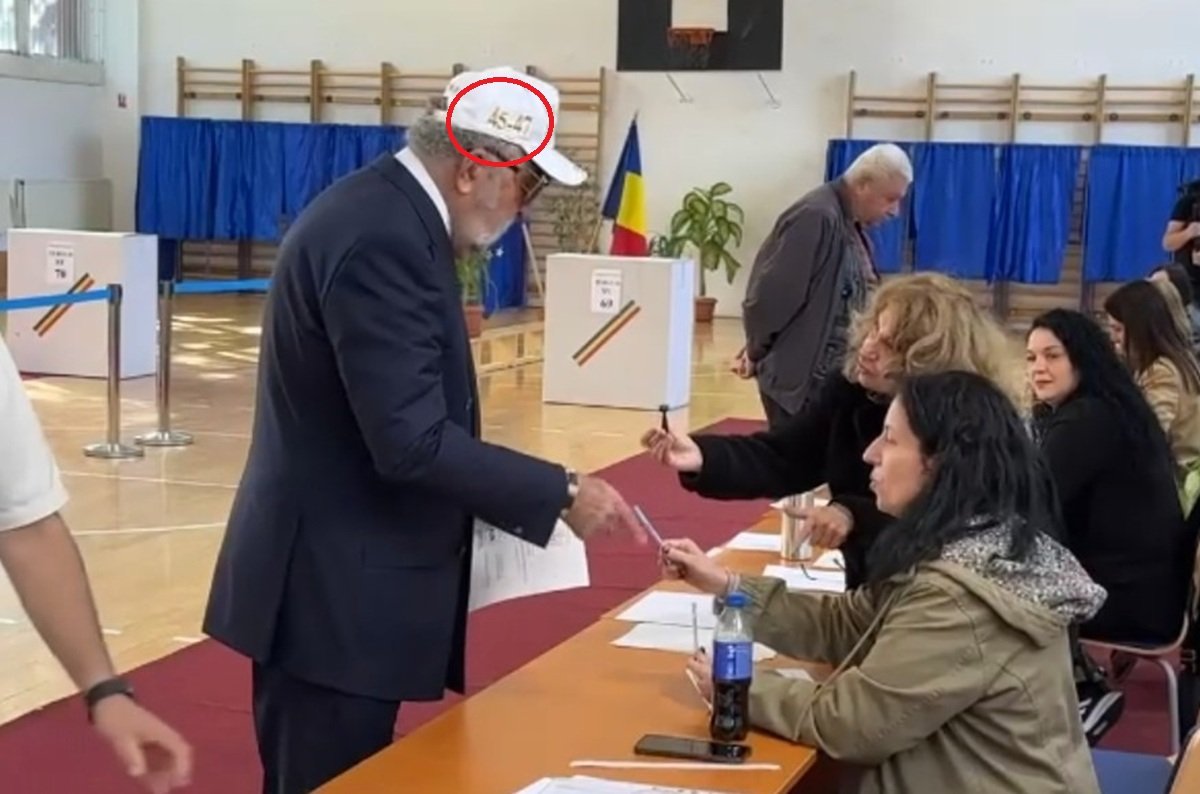 Ion Țiriac poartă o șapcă primită cadou de la Donald Trump