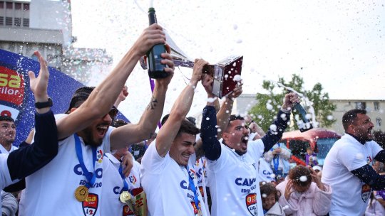 Trofeul Ligii 2 a ajuns în Trivale! Jucătorii de la FC Argeș au sărbătorit triumful alături de suporteri