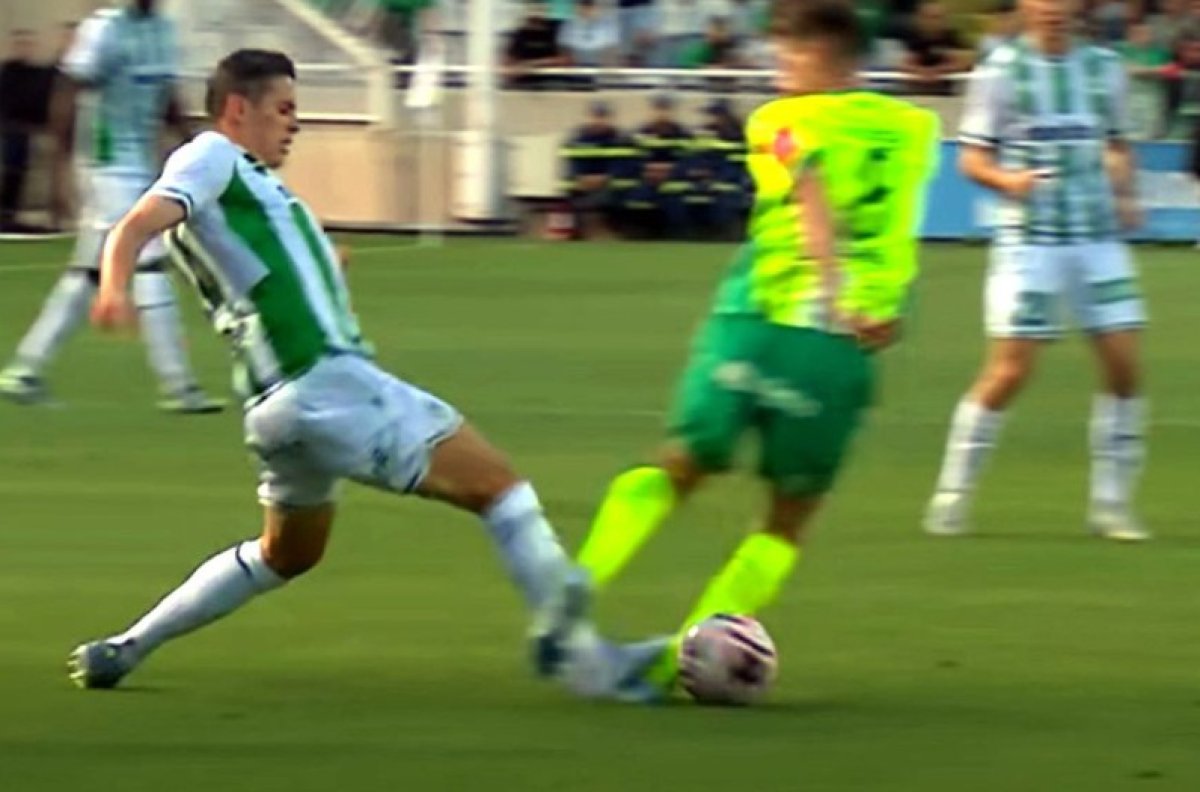 Faza din minutul 28 în urma căreia Radu Petrescu a eliminat un jucător de la Omonia