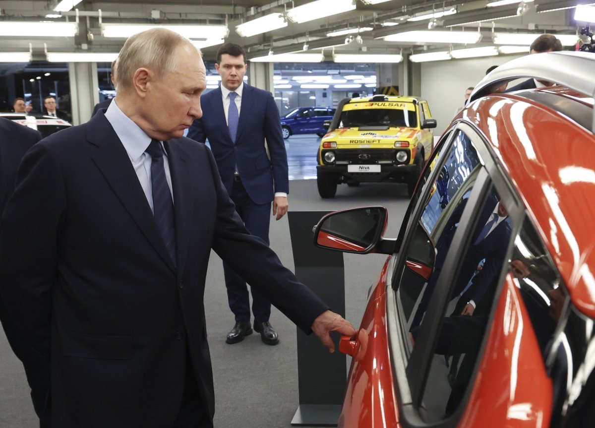 Rusia încearcă să-și salveze industria auto cu o lege care va afecta sute de mii de șoferi, conform estimărilor