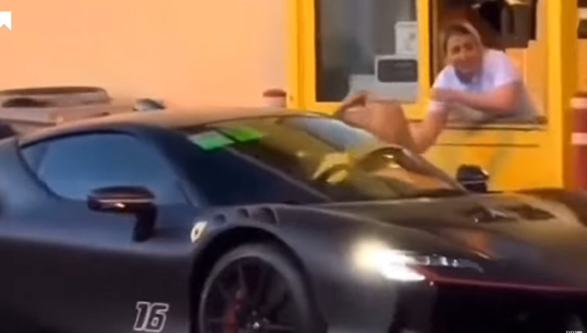 Unul din cei mai valoroși piloți de Formulla 1 s-a dus cu Ferrariul și iubita la McDonald's