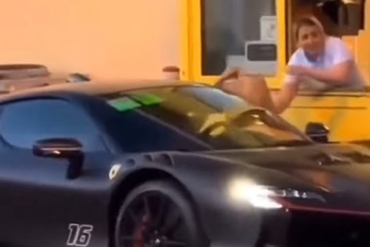 Imagini senzaționale! A concurat la Marele Premiu de la Imola, apoi și-a luat Ferrariul și iubita faimoasă și s-a dus la McDrive