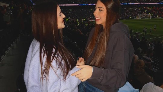 Iubita și sora lui Radu Drăgușin au întors toate privirile la finala Europa League