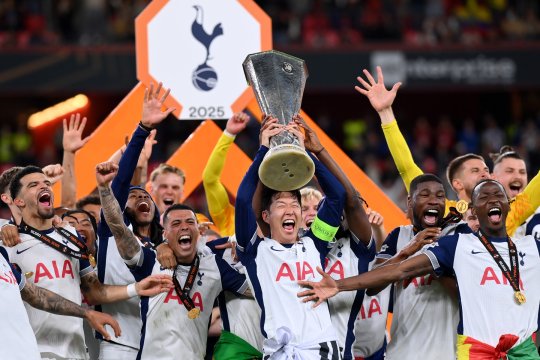 Accidentat, Radu Drăgușin și-a pus echipamentul pe el, a intrat pe teren și a sărbătorit câștigarea Europa League alături de colegii de la Tottenham