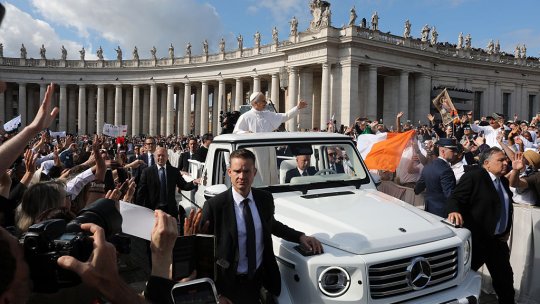 Papamobilul în 2025: cum arată noul model full electric și regula majoră încălcată de Papa Leo XIV la prima sa slujbă publică