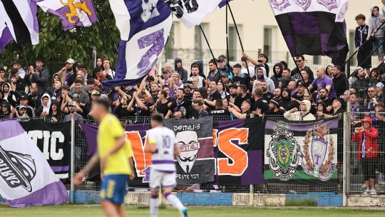 Scandal la Timișoara, după barajul de promovare în Liga 2. Suporterii au intrat pe teren să se bată cu jucătorii adverși