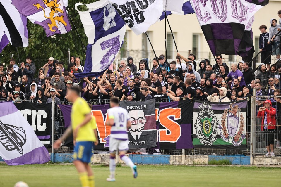 Scandal la Timișoara, după barajul de promovare în Liga 2. Suporterii au intrat pe teren să se bată cu jucătorii adverși