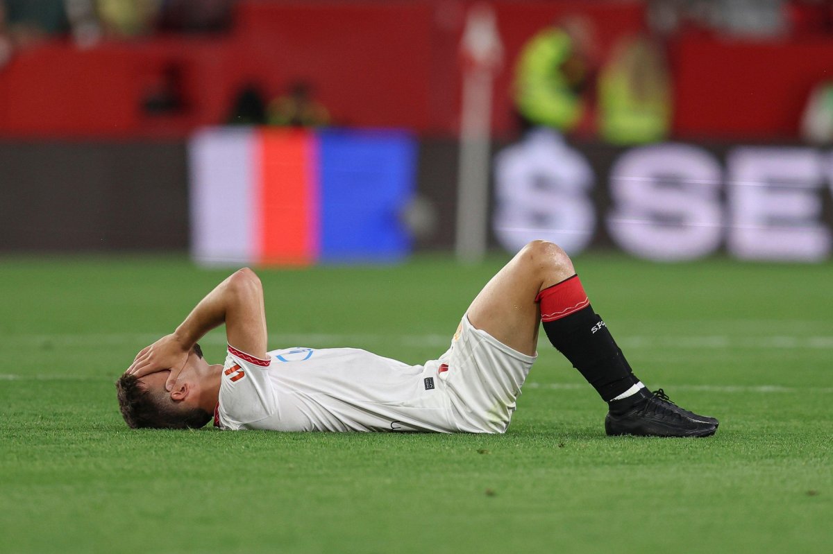 Scandal de proporții la Sevilla. Fotbalistul anchetat după ce ar fi pariat pe propriile greșeli: ”O să ai 500 în cont. 300 sunt ai mei”