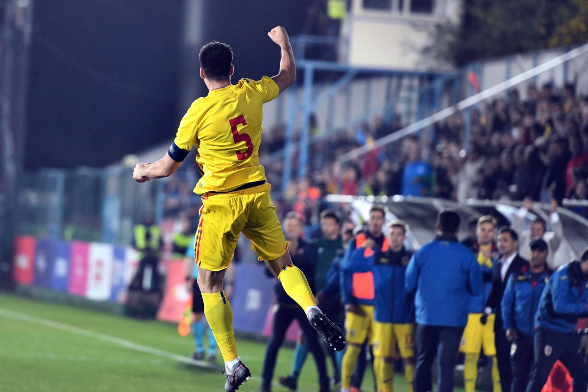 Băluță sărbătorește un gol marcat în meciul naționalei de tineret cu Irlanda de Nord, din toamna lui 2019