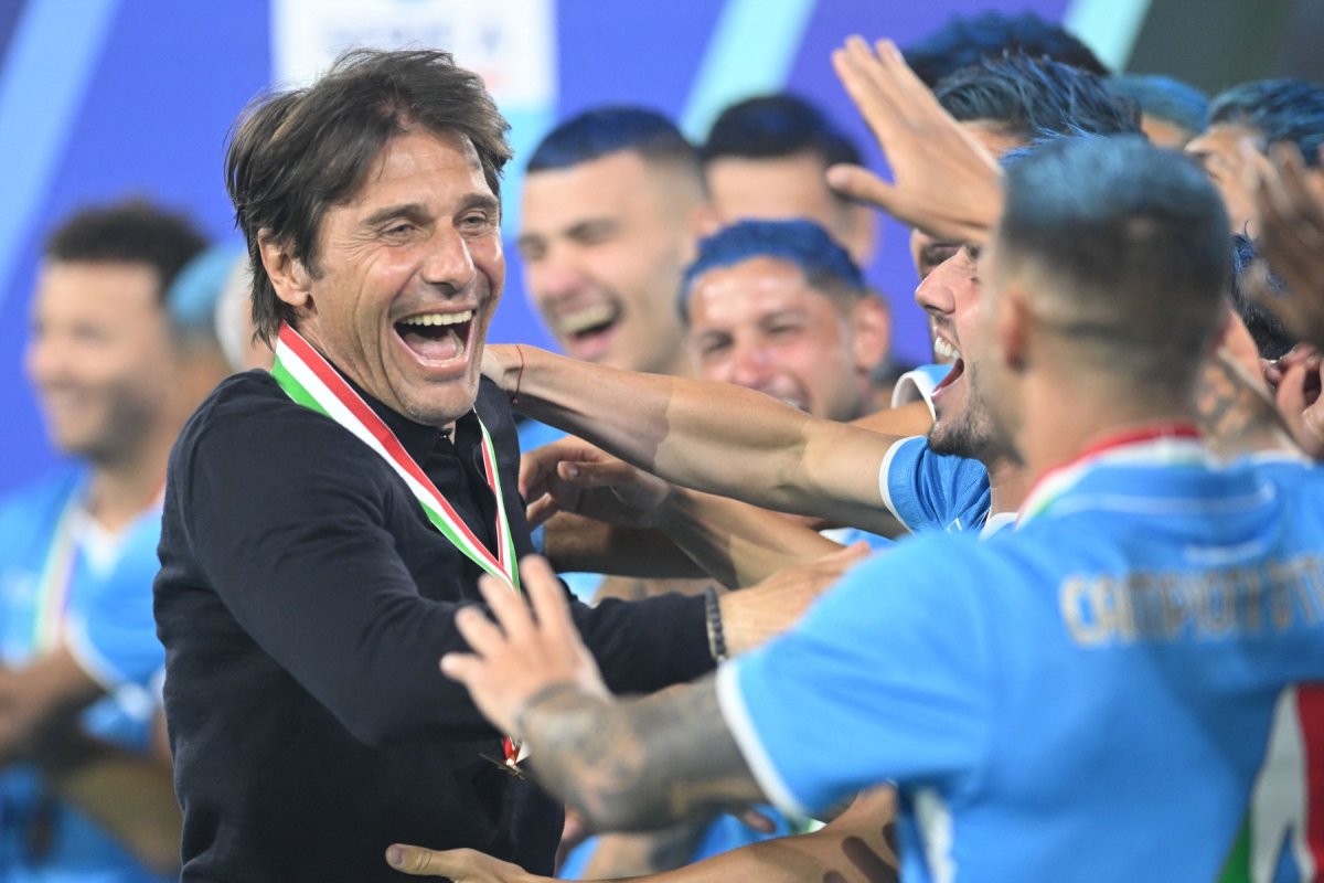 Antonio Conte s-a putut bucura în voie după ultimul fluier al meciului împotriva lui Cagliari