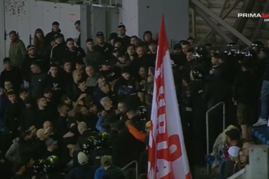 Suporterii lui Dinamo s-au bătut între ei la Craiova, înaintea partidei cu Universitatea